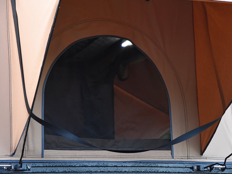 Campingtelt på taket med stige Campingtelt på taket med stige