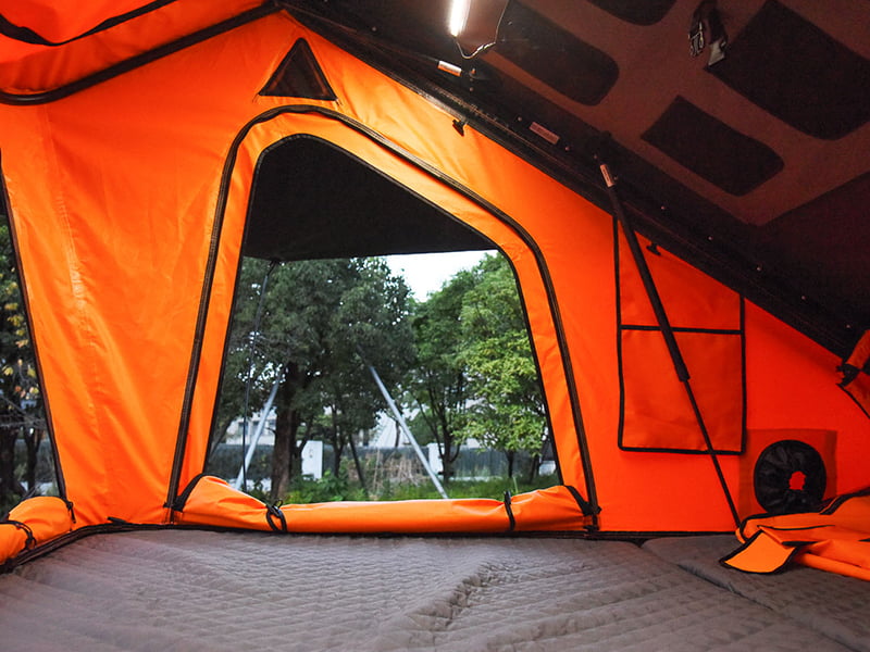 Campingtelt på taket med stige Campingtelt på taket med stige
