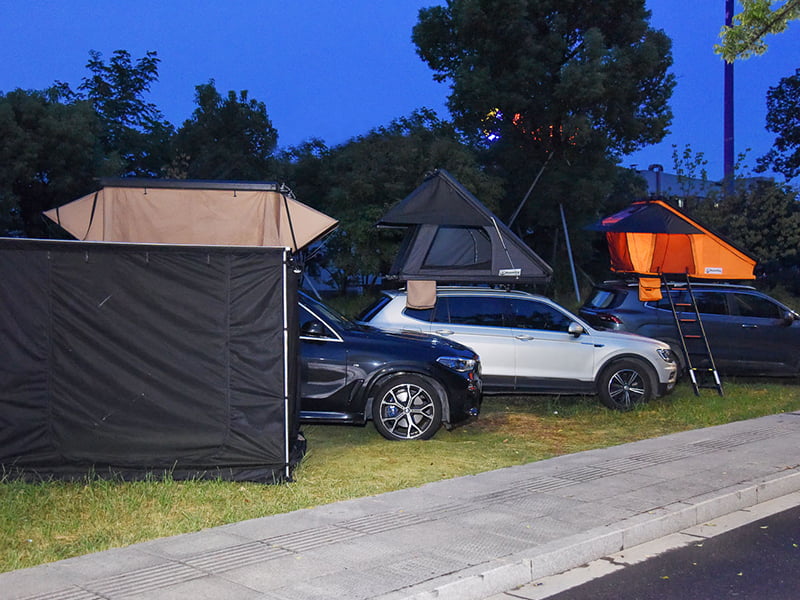 Campingtelt på taket med stige Campingtelt på taket med stige